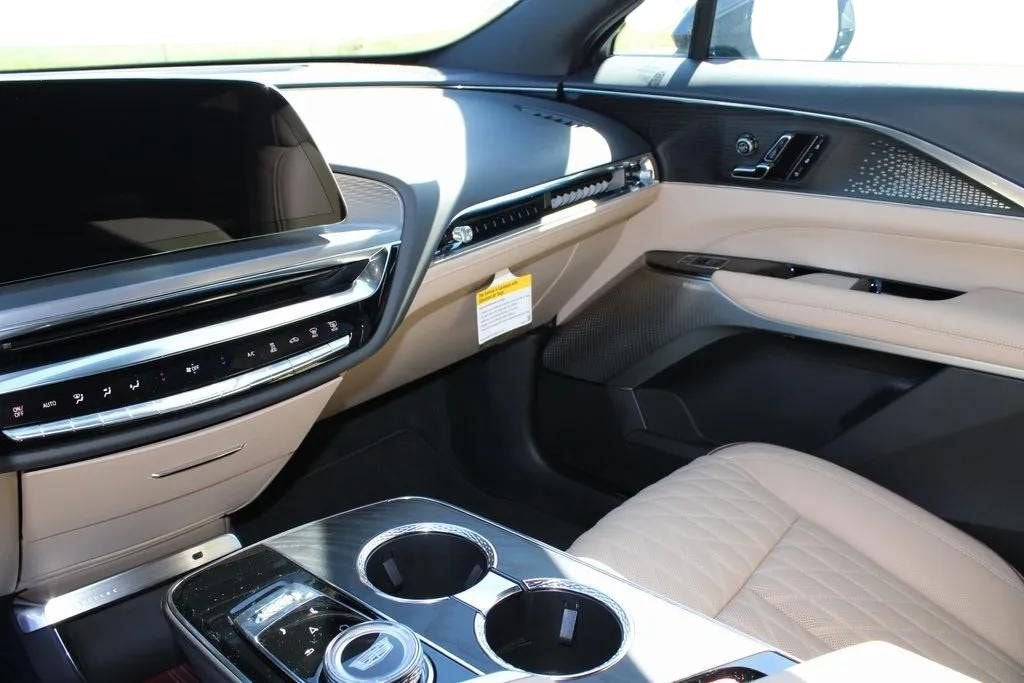 2024 Cadillac LYRIQ Luxury 3