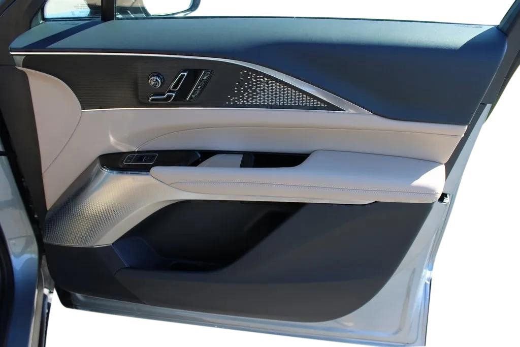 2024 Cadillac LYRIQ Luxury 3