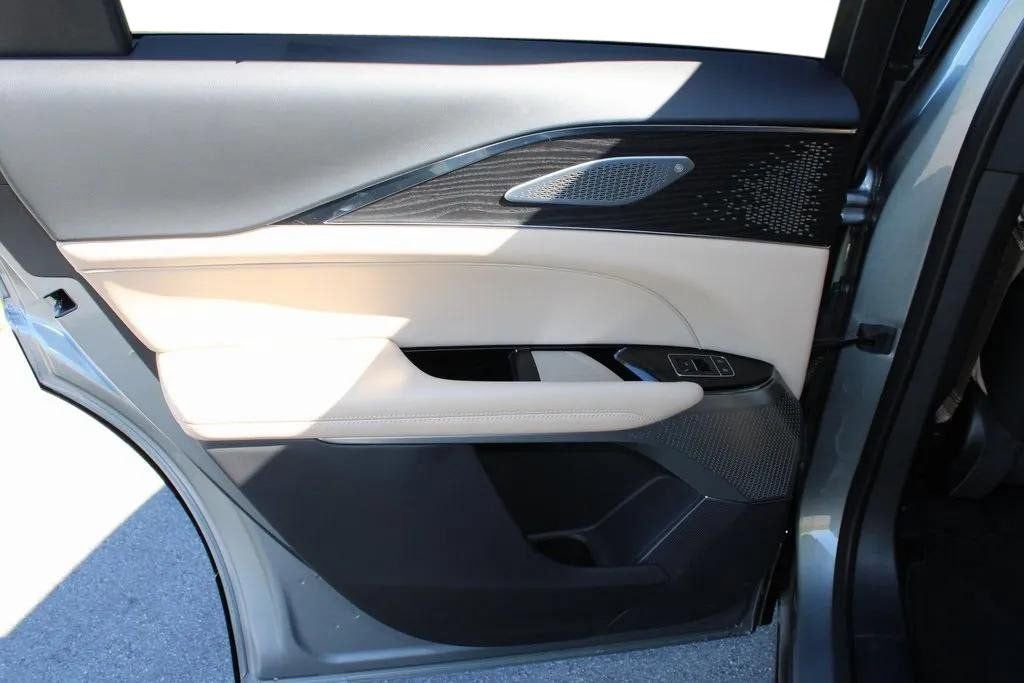 2024 Cadillac LYRIQ Luxury 3