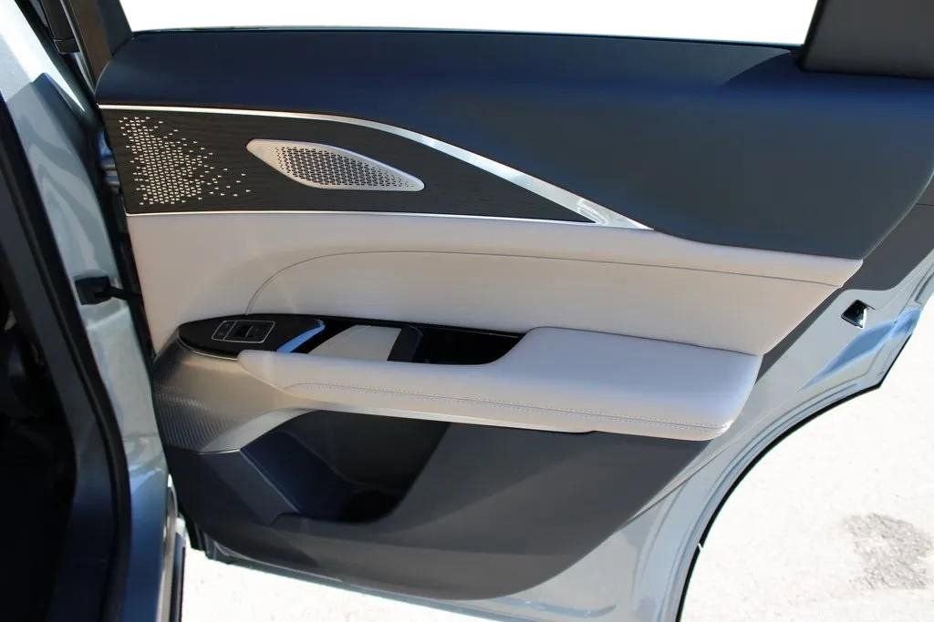 2024 Cadillac LYRIQ Luxury 3