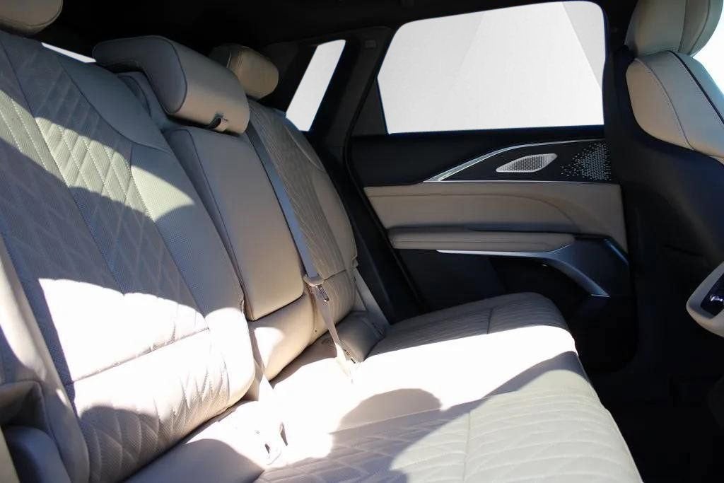 2024 Cadillac LYRIQ Luxury 3