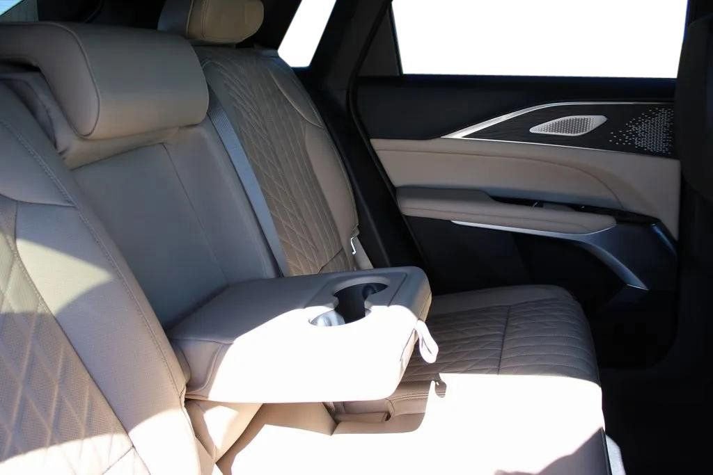 2024 Cadillac LYRIQ Luxury 3