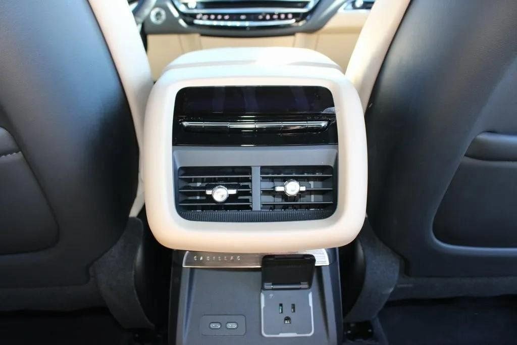 2024 Cadillac LYRIQ Luxury 3