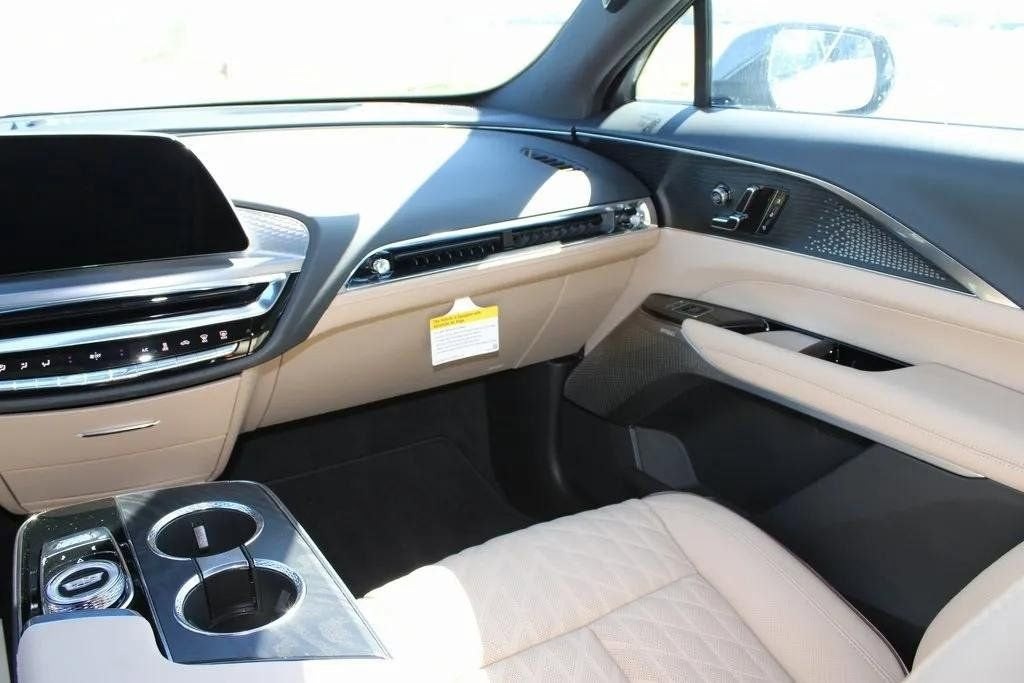 2024 Cadillac LYRIQ Luxury 3